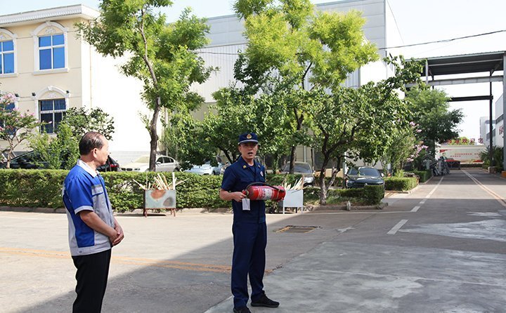 消防官兵講解滅火器材使用